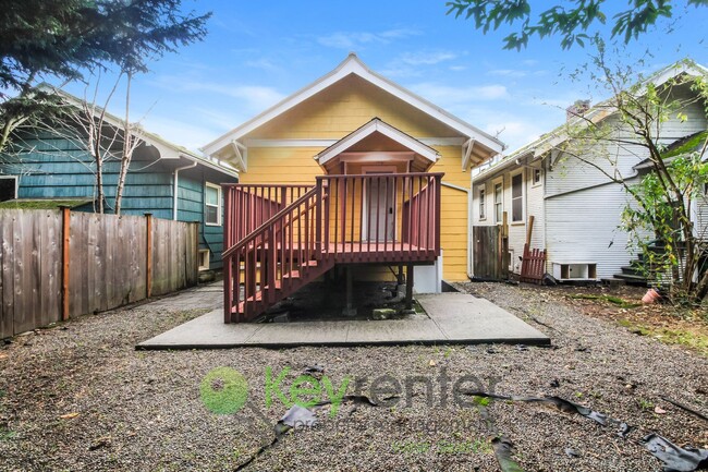 Building Photo - Spacious and Stylish 3 Bedroom in Prime Location