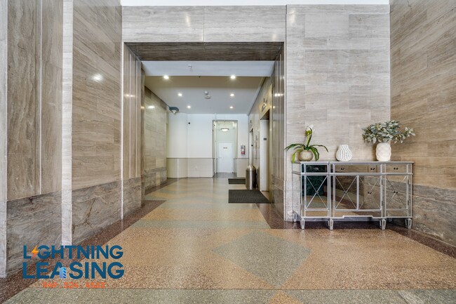 Building Photo - 939 S Broadway-1008