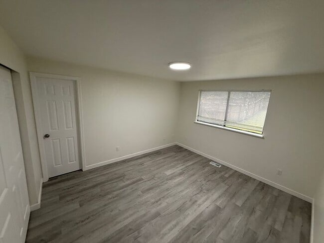 Building Photo - Wonderful 3 Bedroom Duplex in Puyallup!
