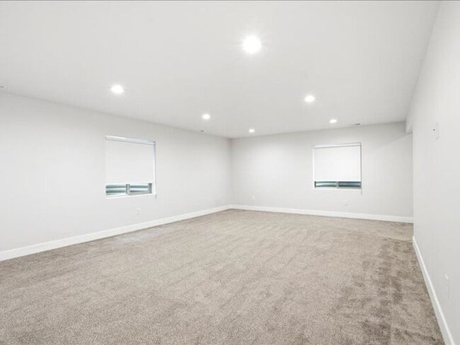 Building Photo - S Jordan-Beautiful 5 bed 3 bath family home