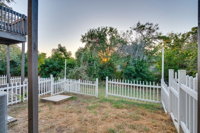Building Photo - Uptown Townhome - 2BD / 2.5BA - Near Downt...