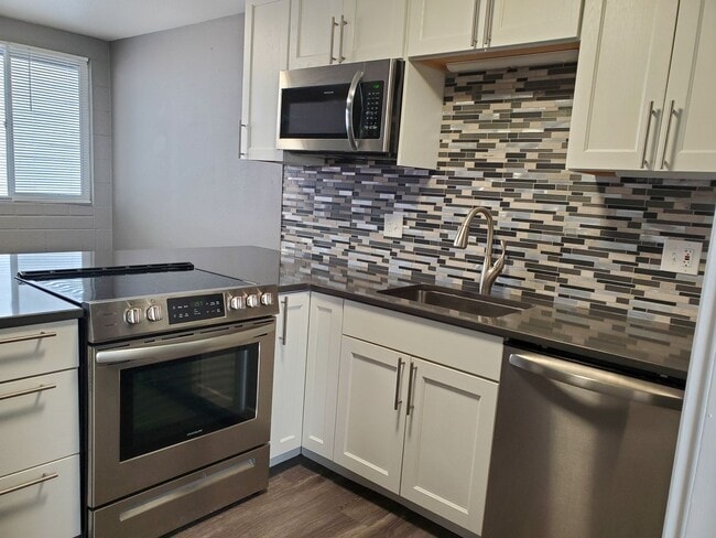 Building Photo - 341 N Garfield Ave