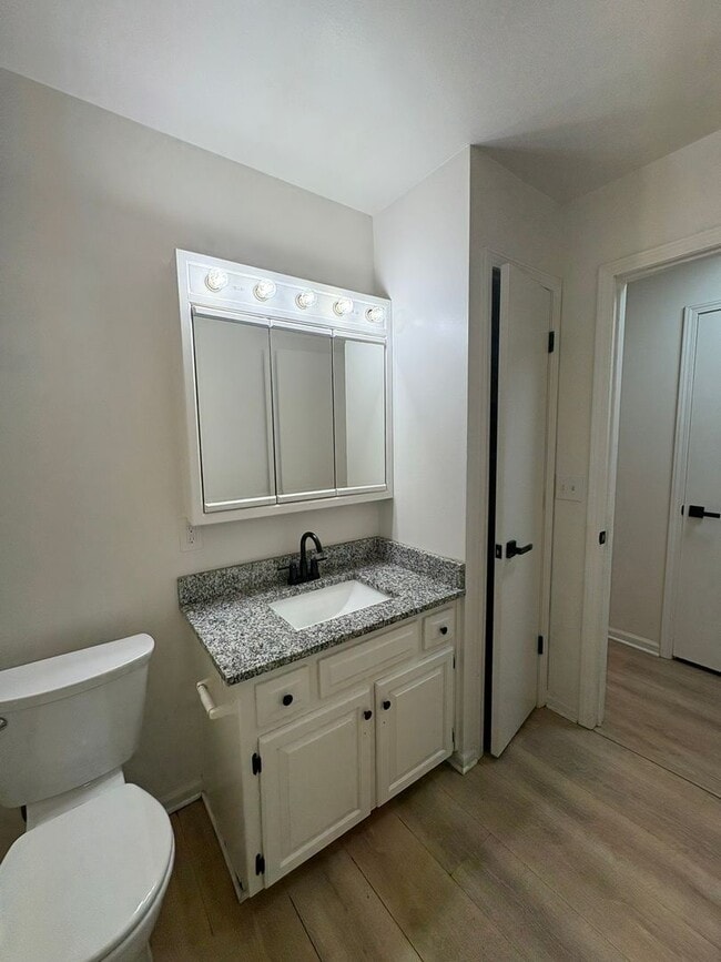 Building Photo - Delightful 2 Bedroom Bungalow Home-317 Woods
