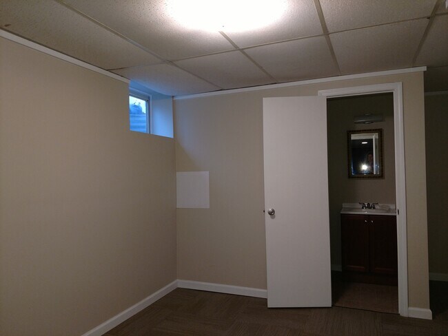 Building Photo - Conveniently Located, Spacious Salem Home