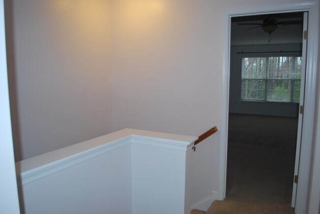 Building Photo - -- AVAILABLE SOON!  SPACIOUS 3 BED 2.5 BAT...