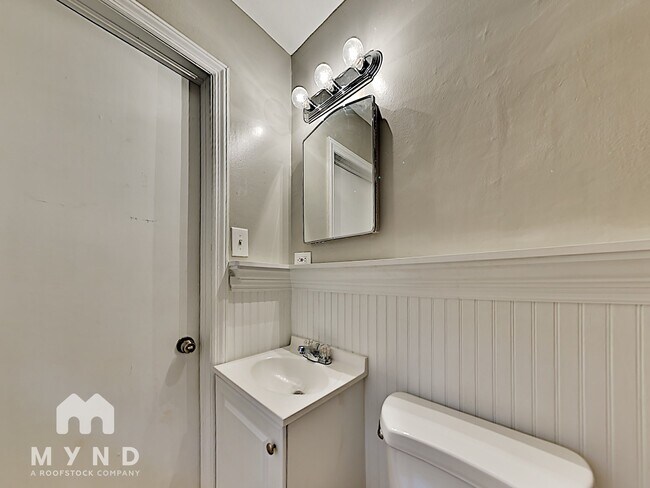 Building Photo - 3681 Lake Dr SE
