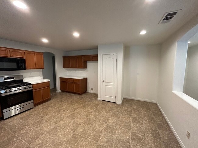 Building Photo - Large 5 Bedroom/2 Bathroom NW Bakersfield ...