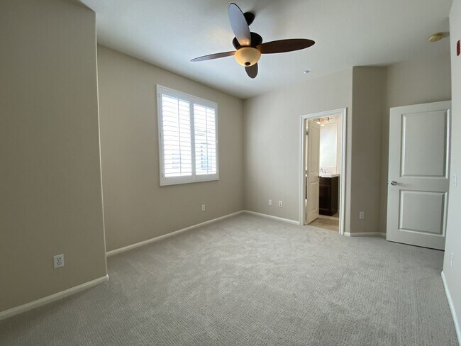 Building Photo - 2bd/2.5ba Townhouse with A/C in San Elijo ...
