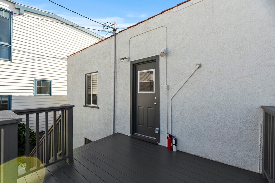 Building Photo - 303 28th St