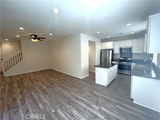 Building Photo - 253 S Vermont Ave