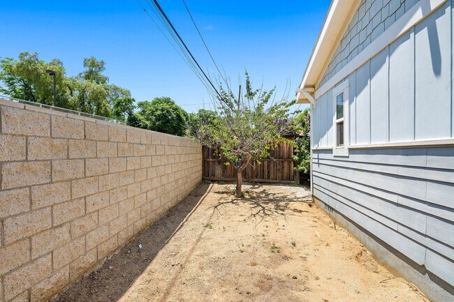 Building Photo - 307 N Poe St