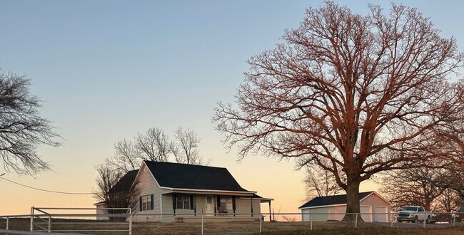 Building Photo - 3003 W Redwood Ave