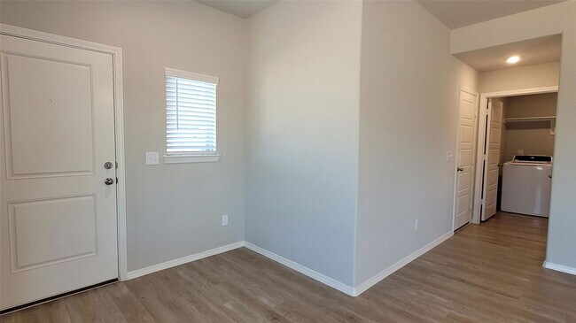 Building Photo - 526 Dalloway St