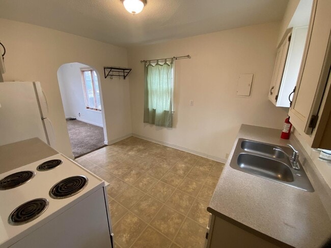 Building Photo - 404 S Wayland Ave