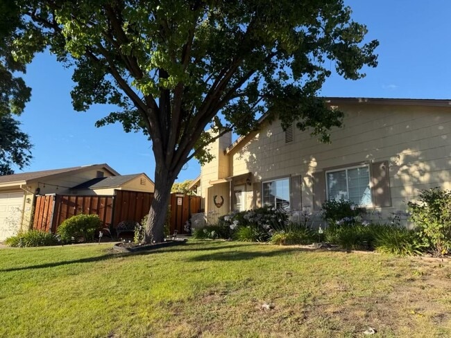 Building Photo - 1825 Rhododendron Dr