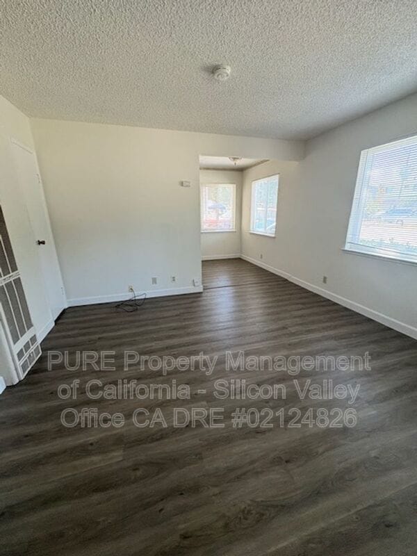 Building Photo - 998 College Dr