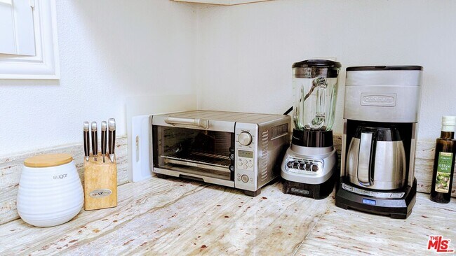 Building Photo - 1927 N Beverly Glen Blvd