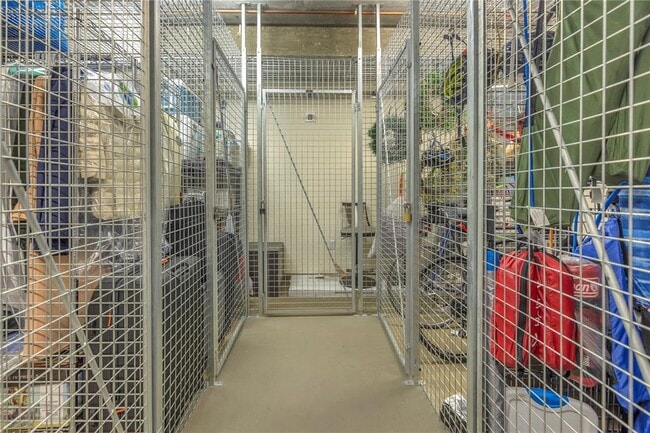 Building Photo - 400 Beach Dr NE