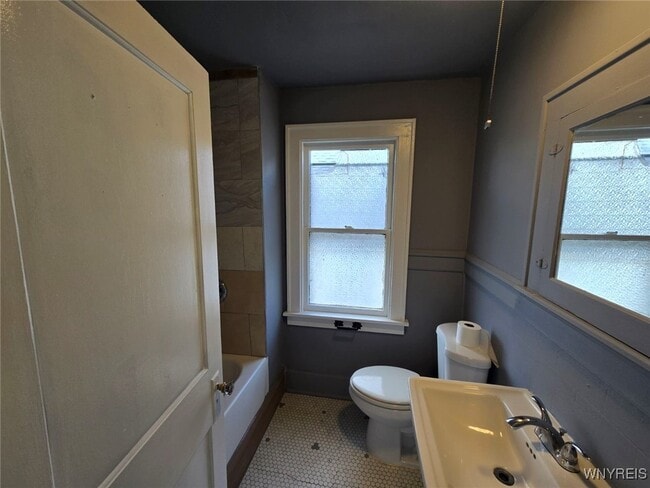 Building Photo - 693 Lasalle Ave