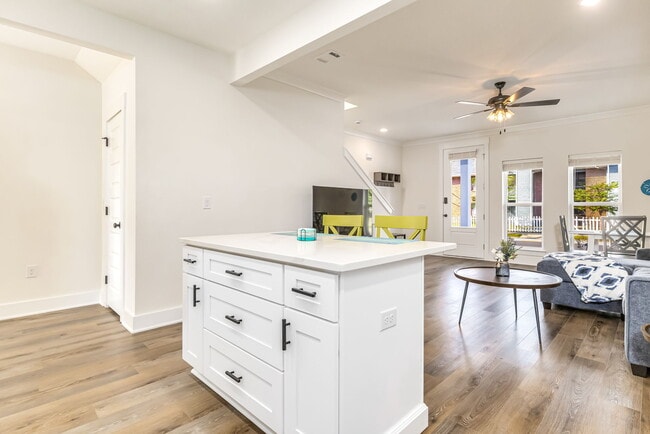 Building Photo - 520 N De Villiers St