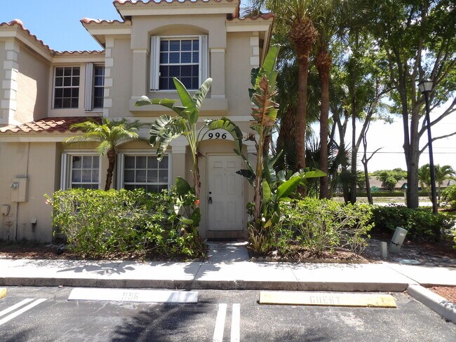 Building Photo - 996 Summit Lake Dr