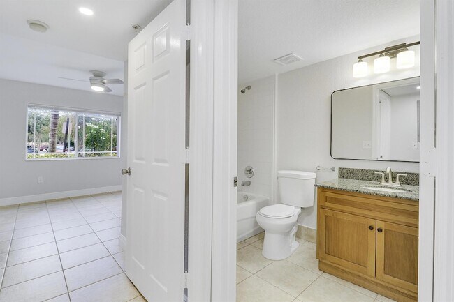 Building Photo - 171 SW Palm Dr