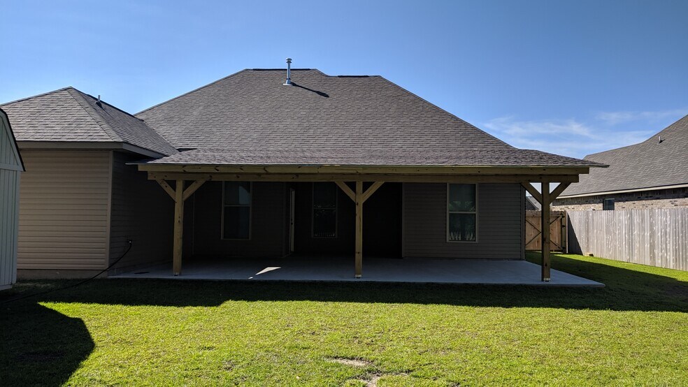 Building Photo - 742 Red Pine Dr