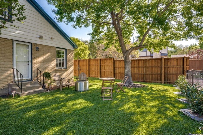 Building Photo - A Stunning, Updated Home in the heart of Dallas