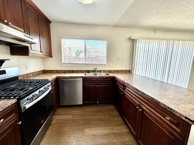 Building Photo - 5 Bed, 2 Bath in Otay Mesa!
