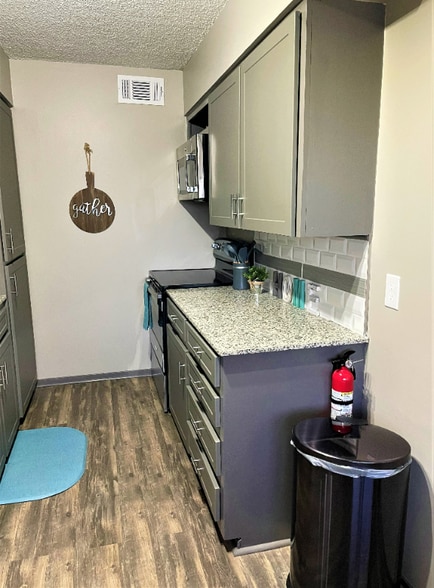 Building Photo - 302 Allen St