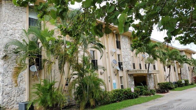 Building Photo - 241 S Royal Poinciana Blvd