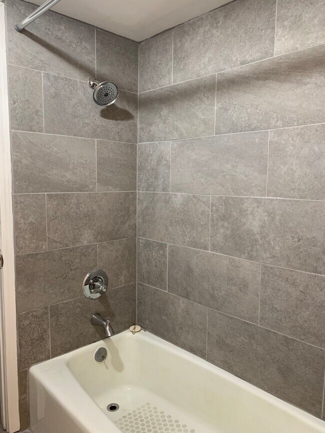 Building Photo - 902 W Edgewater St