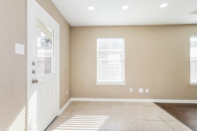 Building Photo - 28910 Rio Grande River Dr