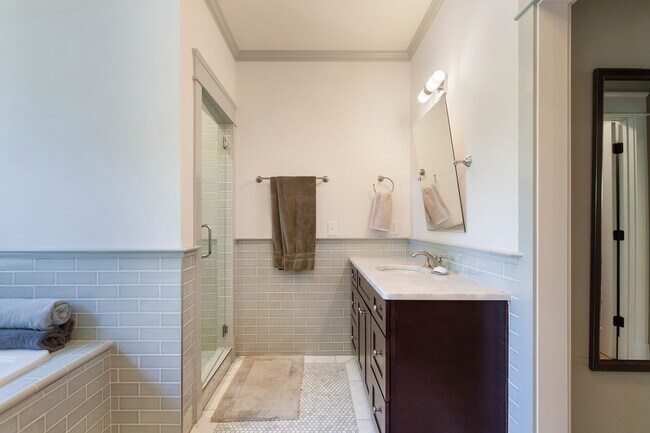 Building Photo - Beautiful 4/4 Plus Office, 4 Blocks From E...