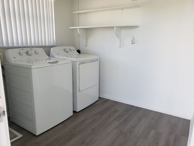 Building Photo - Centrally Located Sarasota 2-bedroom Home ...
