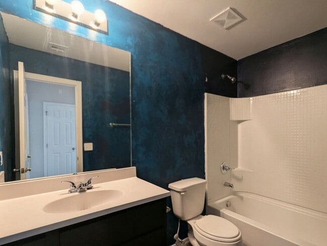 Building Photo - 3 Bed / 2 Bath Home in Noble Schools | Fenced Backyard + Storm Shelter