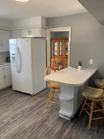 Building Photo - 984 E Schirra Dr