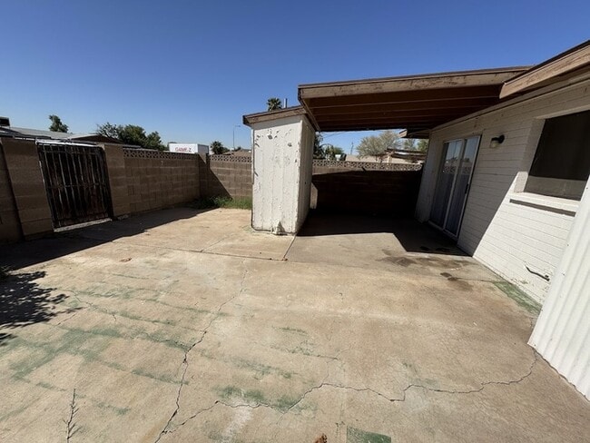 Building Photo - Holiday Gardens Townhome