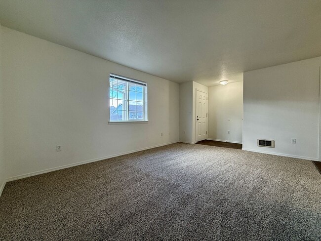 Building Photo - SCHEDULE A TOUR TO VIEW THIS NEWLY UPDATED TOWNHOME IN REDMOND!!