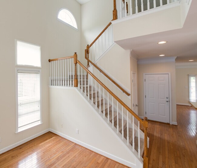 Building Photo - 832 Saratoga Dr