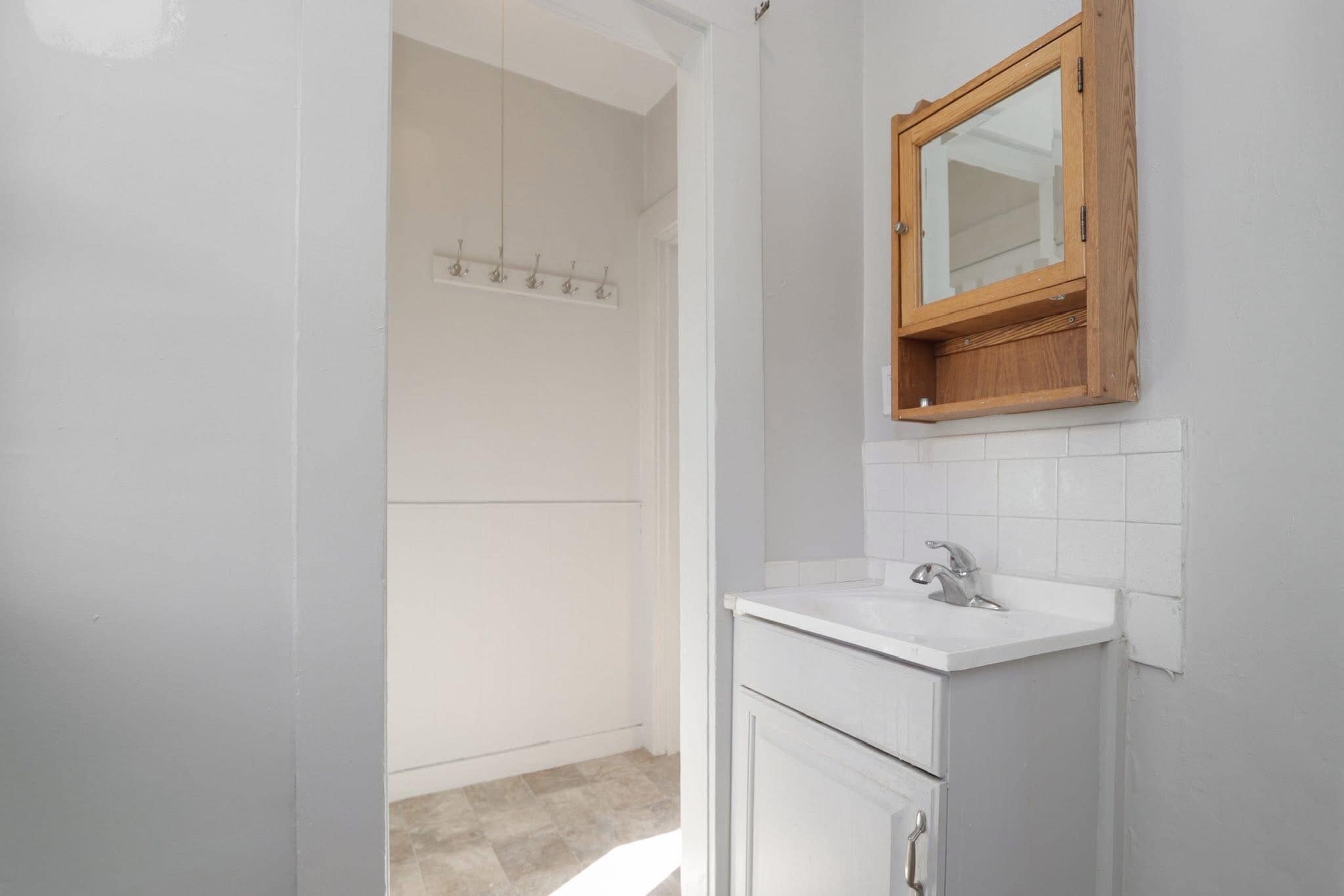 Bathroom - 32 Parker St