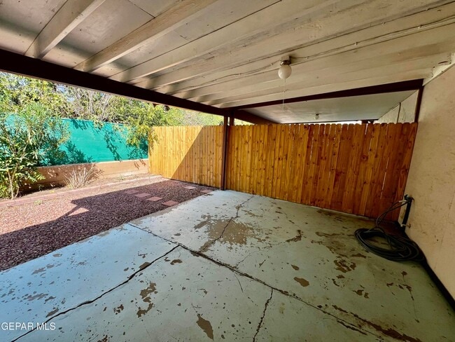 Building Photo - 339 Medina St