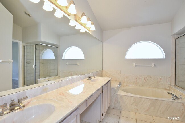 Building Photo - Stunning 3/2 Home with a Spacious 2 Car Ga...