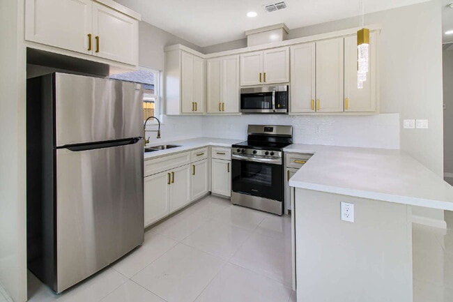 Building Photo - "Spacious & Modern 2-Bedroom, 2-Bath Haven in Mission, TX - Your Perfect Retreat!"