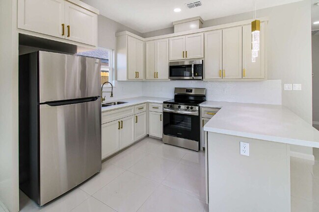 Building Photo - What an amazing apartment in Mission!!! Luxury apartment for Rent