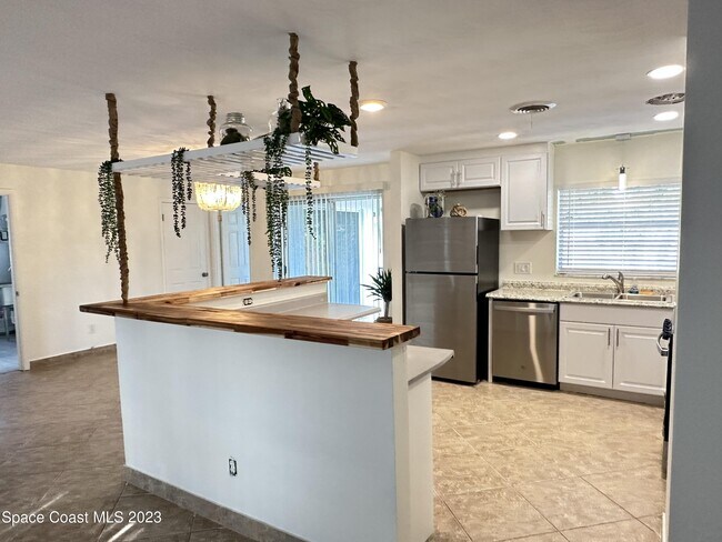 Building Photo - 250 Andros Dr