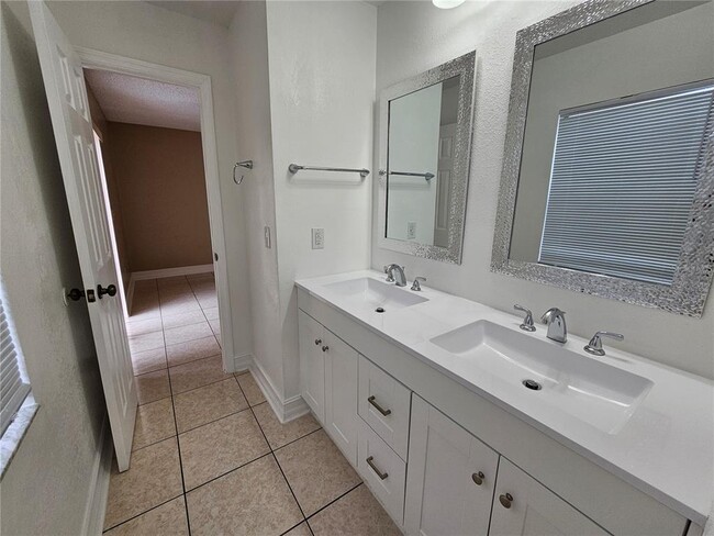 Building Photo - 1024 Whalebone Bay Dr