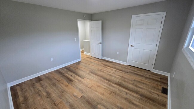Building Photo - 2 bedroom/1.5 bath Townhouse  Kingsport, TN