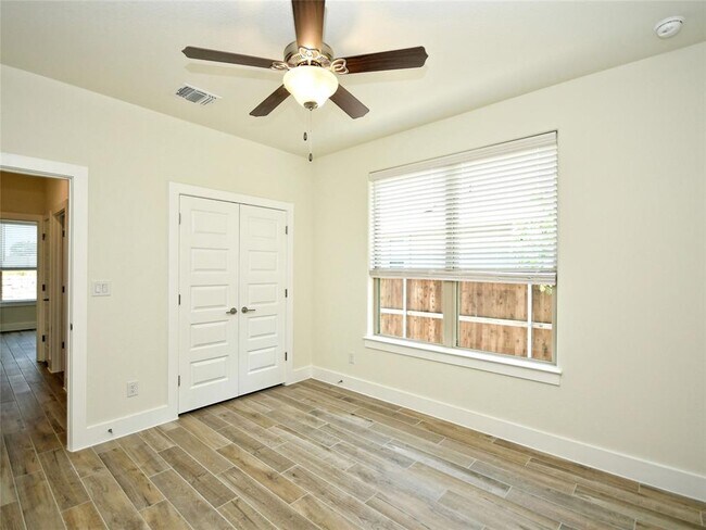 Building Photo - 406 Parkline Dr