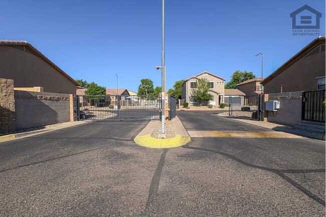 Building Photo - 4Bed/2.5 Bath House at Greenway/75th Ave! Ready for Immediate Move-In! -- Gated Community!